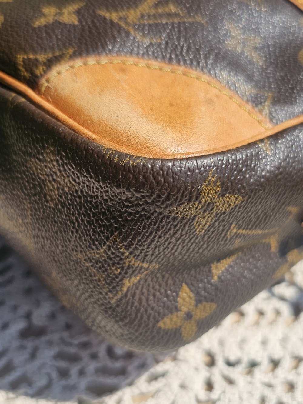 Louis Vuitton Trocadero 27 Crossbody Bag - Picture 7 of 16